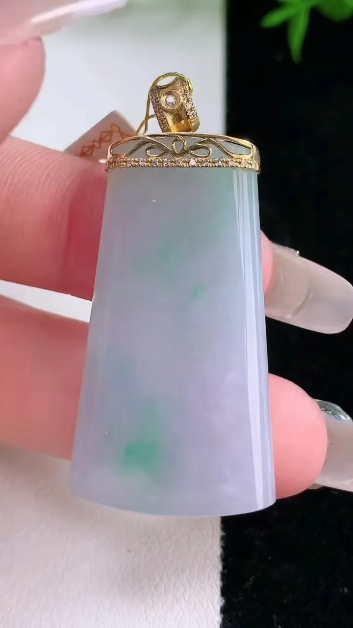 天然A货翡翠无事牌吊坠，尺寸38.3-21.2-4.6，重量:11.27g
3月5日