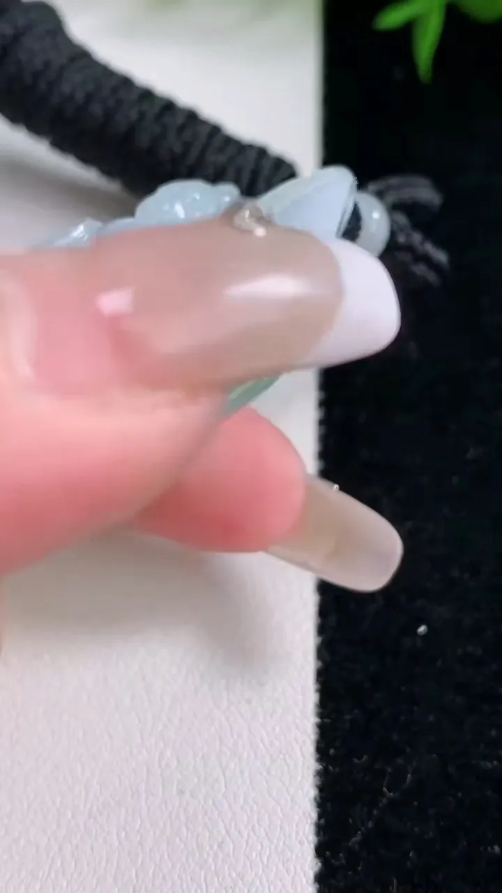 天然A货翡翠观音菩萨吊坠，尺寸61.3-37.7-14，重量:52.89g
3月5日