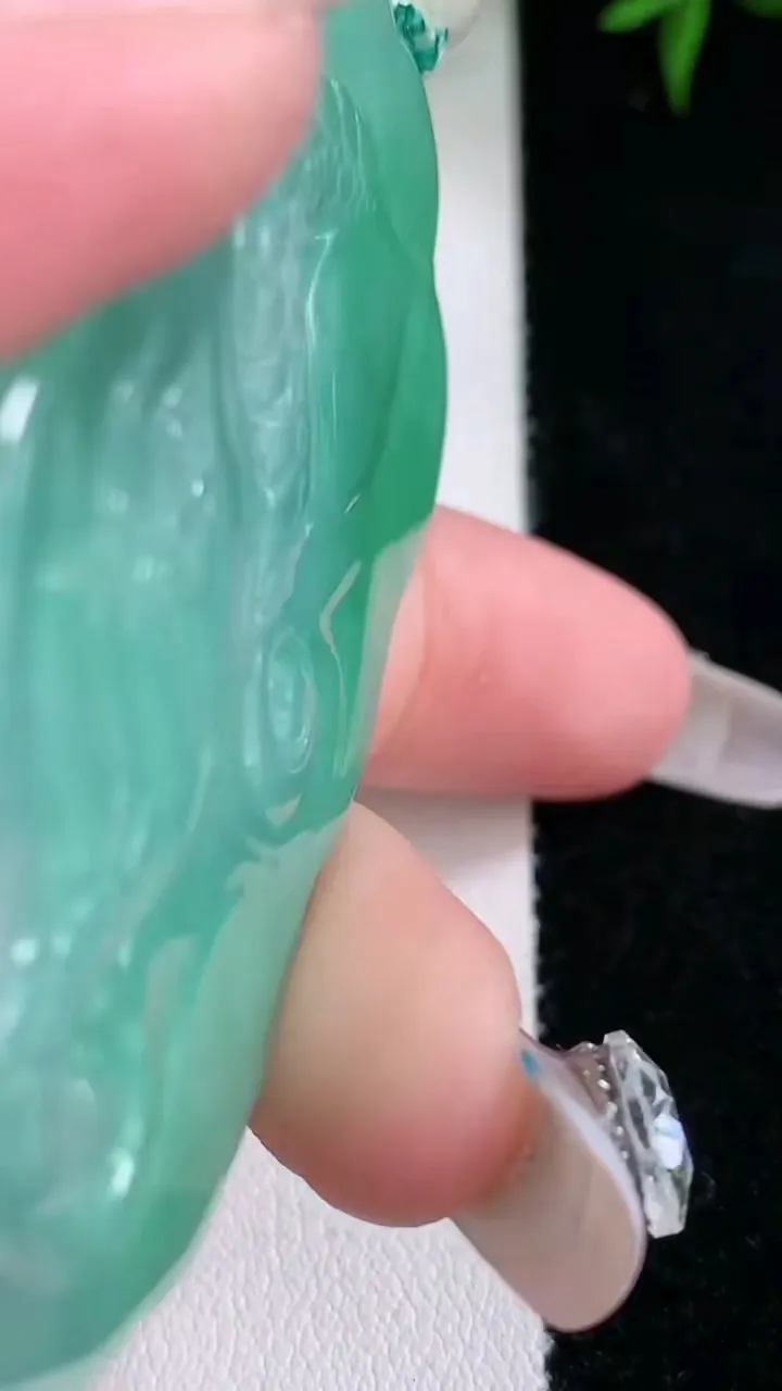 天然A货翡翠龙牌吊坠，尺寸63.6-40-14.7，重量:66.72g
3月5日