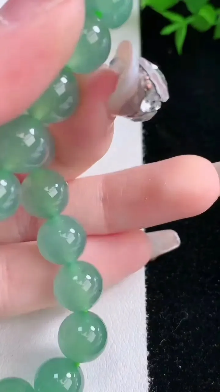 天然A货翡翠圆珠手串，尺寸9.8-20颗，重量:33.80g3月5日
工厂直销收藏佳品,种好水足，色泽均匀，有种有色，上手高大气！