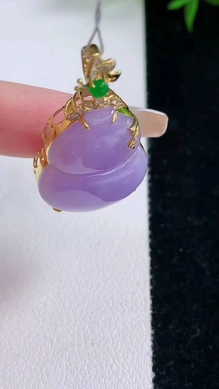 天然A货翡翠18K金紫罗兰葫芦吊坠，尺寸35.6-25.7-19.2-9，重量:6.77g
3月5日