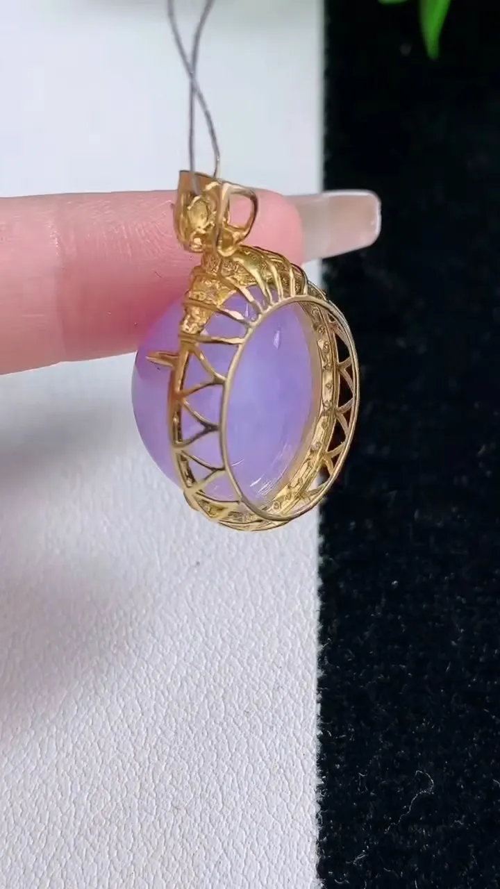 天然A货翡翠18K金紫罗兰蛋面吊坠，尺寸28.7-18.7-12.7，裸石17.6-16重量:6.84g
3月5日