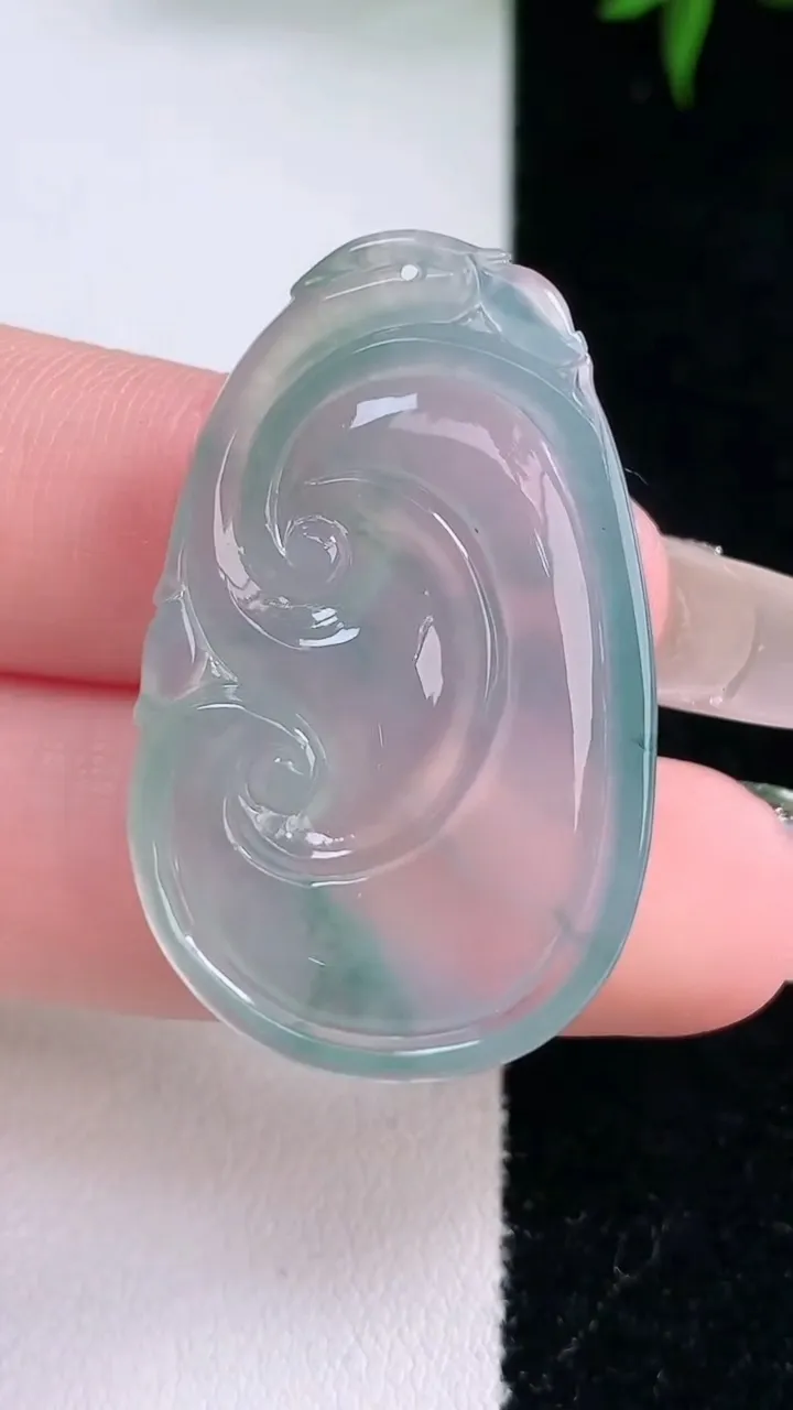 天然A货翡翠种飘花如意吊坠，尺寸35.7-21.6-6，重量:8.89g
3月5日