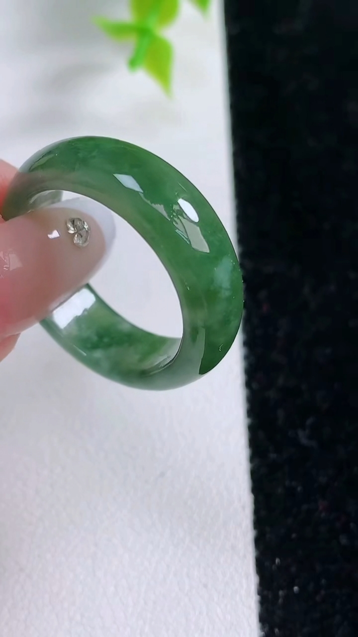 天然A货翡翠指环戒指，尺寸20-7.5-3.3，重:5.20g2026年3月5日
工厂直销收藏佳品,种好水足，色泽均匀，有种有色，上手高大气！