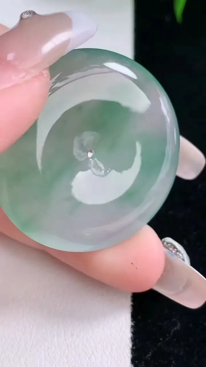 天然A货翡翠种飘花平安扣吊坠，尺寸35.8-5.9，重量:16.86g
3月5日