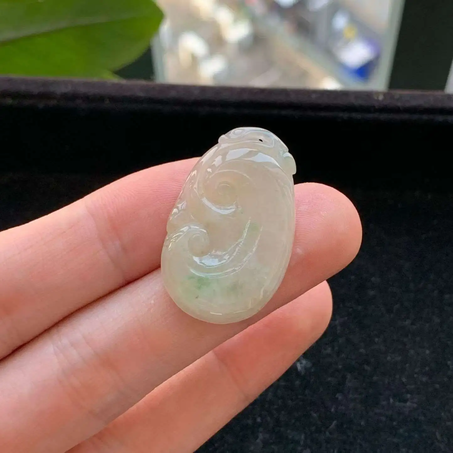 A货天然翡翠冰糯种飘绿如意吊坠重量4.60
3月5日