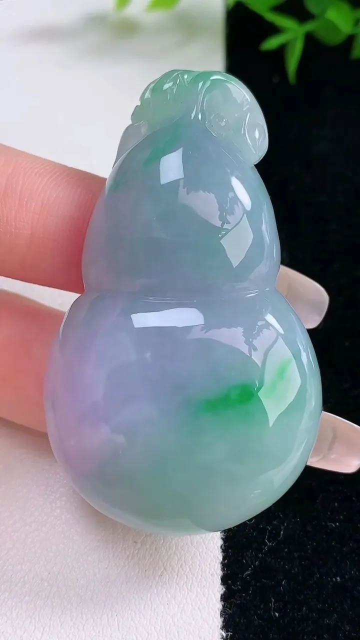 天然A货翡翠春带彩紫罗兰葫芦吊坠，尺寸56-33-11.7，重量:39.33g
3月5日