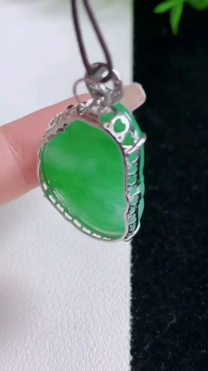 天然A货翡翠如意吊坠，尺寸29.6-19.4-6.6，重量:7.44g
3月5日