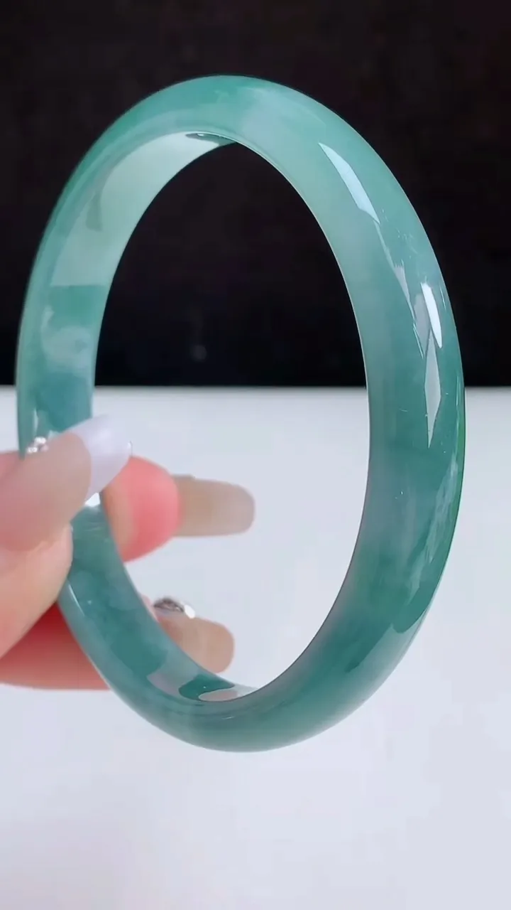 圈口58-59翡翠a货蓝水宽边手镯尺寸59-9-5.6，重量:34.11g3月5日