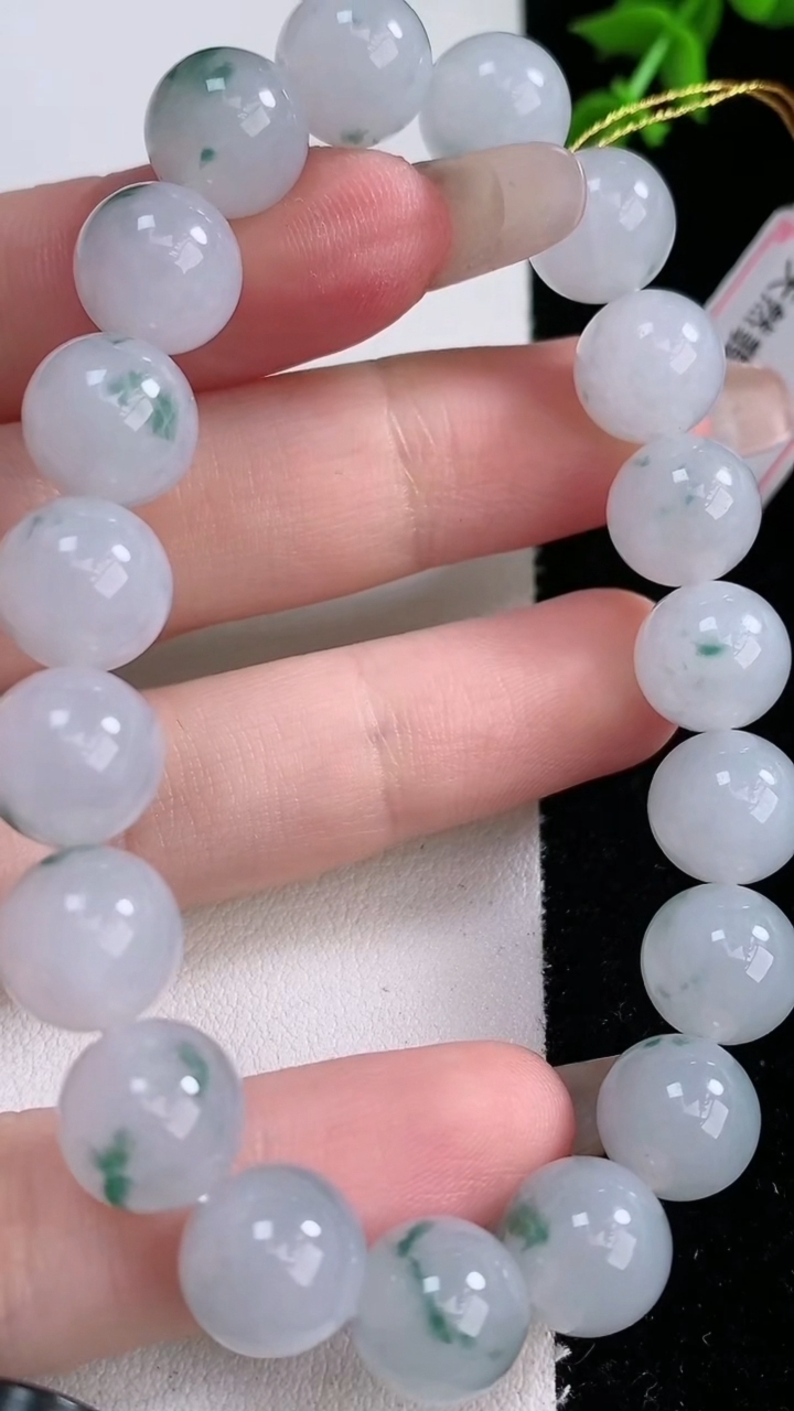 天然A货翡翠飘花圆珠手串，尺寸9.8-19颗，重量:32.85g3月5日
工厂直销收藏佳品,种好水足，色泽均匀，有种有色，上手高大气！
