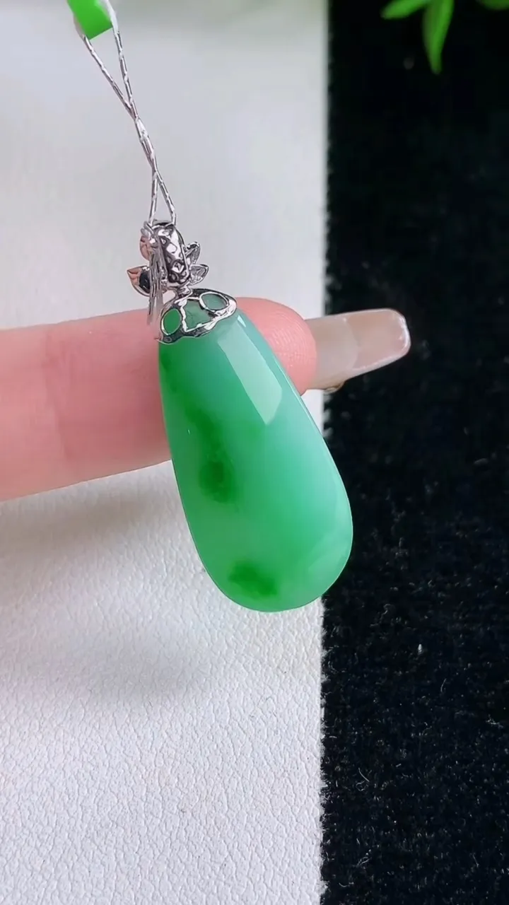 天然A货翡翠福瓜吊坠，尺寸26.3-12.6-5，重量:3.84g
3月5日