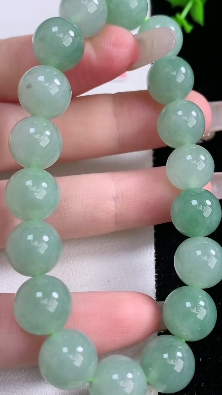 天然A货翡翠圆珠手串，尺寸10.8-18颗，重量:40.00g3月5日
工厂直销收藏佳品,种好水足，色泽均匀，有种有色，上手高大气！