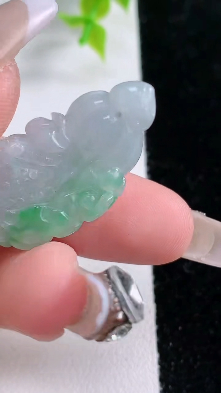 天然A货翡翠白菜吊坠，尺寸37-19.3-9.3，重:9.11g
3月5日