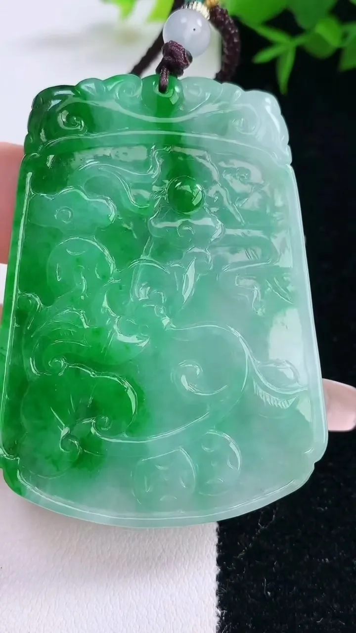 天然A货翡翠鸟语花香吊坠，尺寸56.2-42-6，重量:35.74g
3月5日