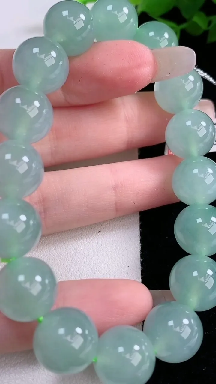 天然A货翡翠圆珠手串，尺寸12.3-16颗，重量:54.82g3月5日
工厂直销收藏佳品,种好水足，色泽均匀，有种有色，上手高大气！