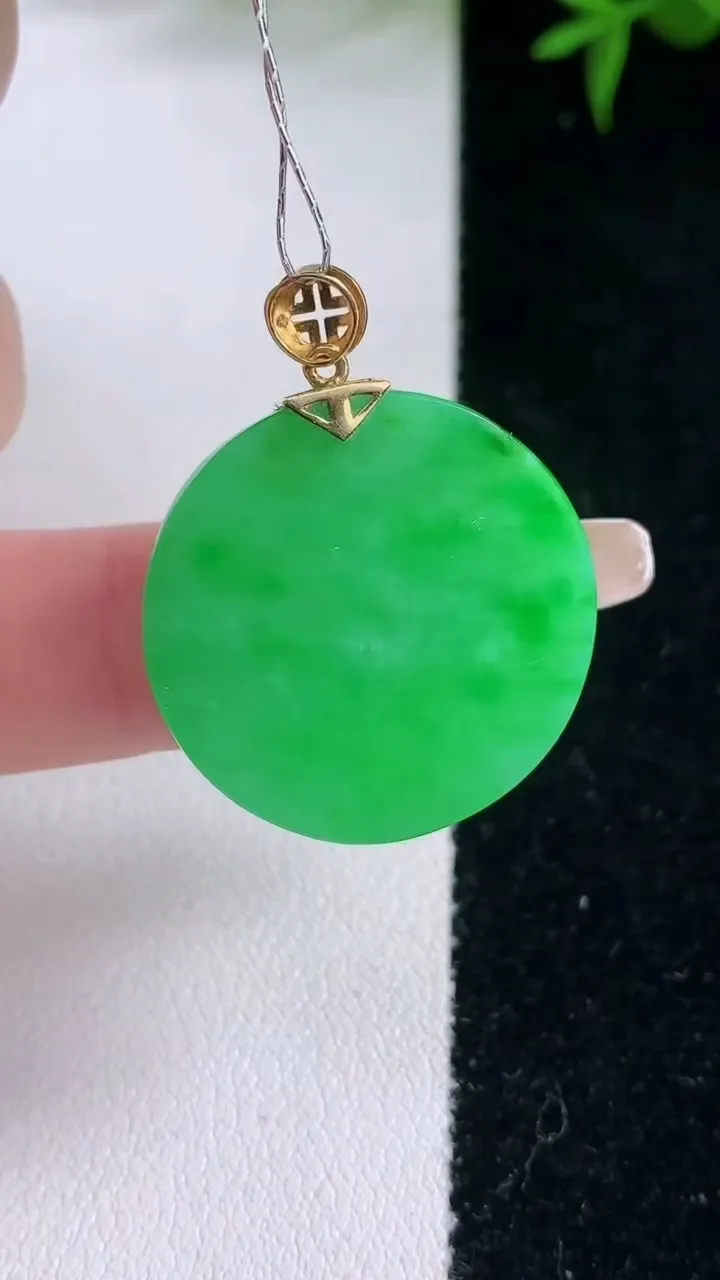 天然A货翡翠无事牌吊坠，尺寸24-2.1，重量:5.11g
3月5日