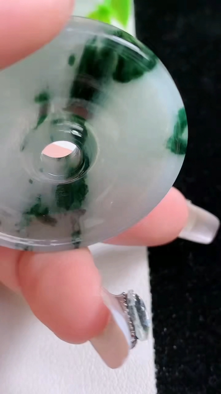 天然A货翡翠飘花母子平安扣吊坠，尺寸51.7-5.2，重:18.51g
3月5日