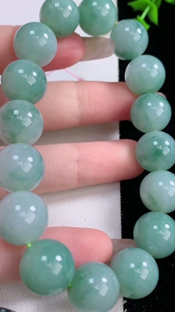 天然A货翡翠圆珠手串，尺寸12.7-16颗，重量:57.44g3月5日
工厂直销收藏佳品,种好水足，色泽均匀，有种有色，上手高大气！