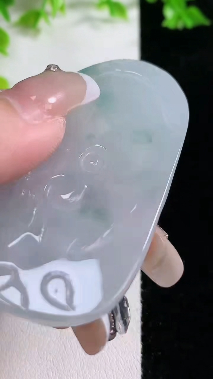 天然A货翡翠冰种飘花普贤菩萨吊坠，尺寸63.4-42.5-6.4，重:35.20g
3月5日