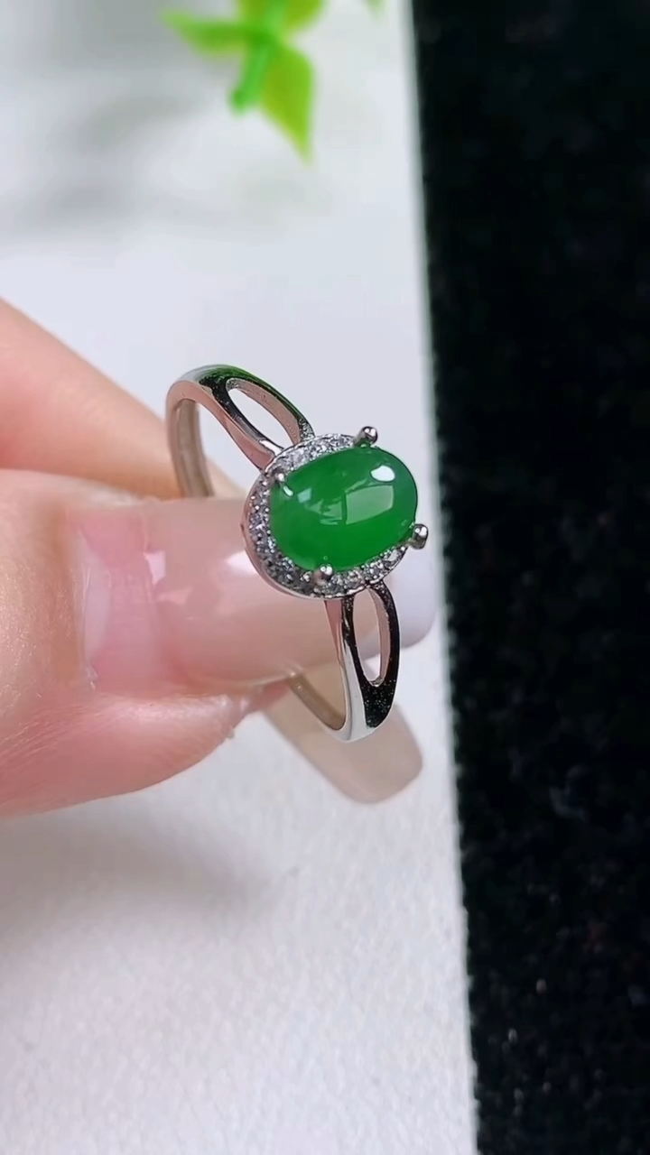天然A货翡翠蛋面戒指，尺寸7.2-5，重:1.62g2026年3月5日
工厂直销收藏佳品,种好水足，