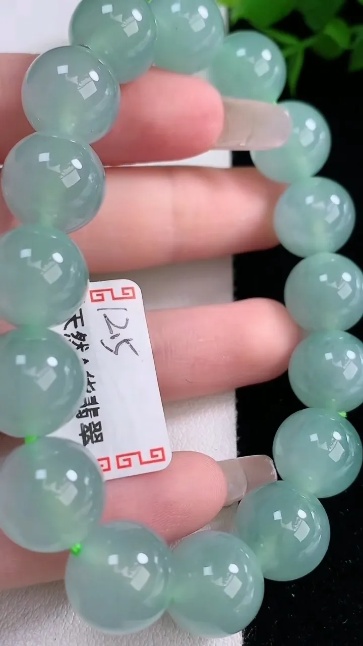 天然A货翡翠圆珠手串，尺寸12.3-16颗，重量:54.82g3月5日
工厂直销收藏佳品,种好水足，色泽均匀，有种有色，上手高大气！