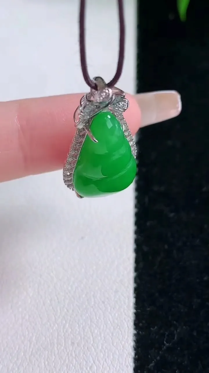 天然A货翡翠福豆吊坠，尺寸28-13.4-7.4，裸石20.8-10.7重量:3.89g
3月5日