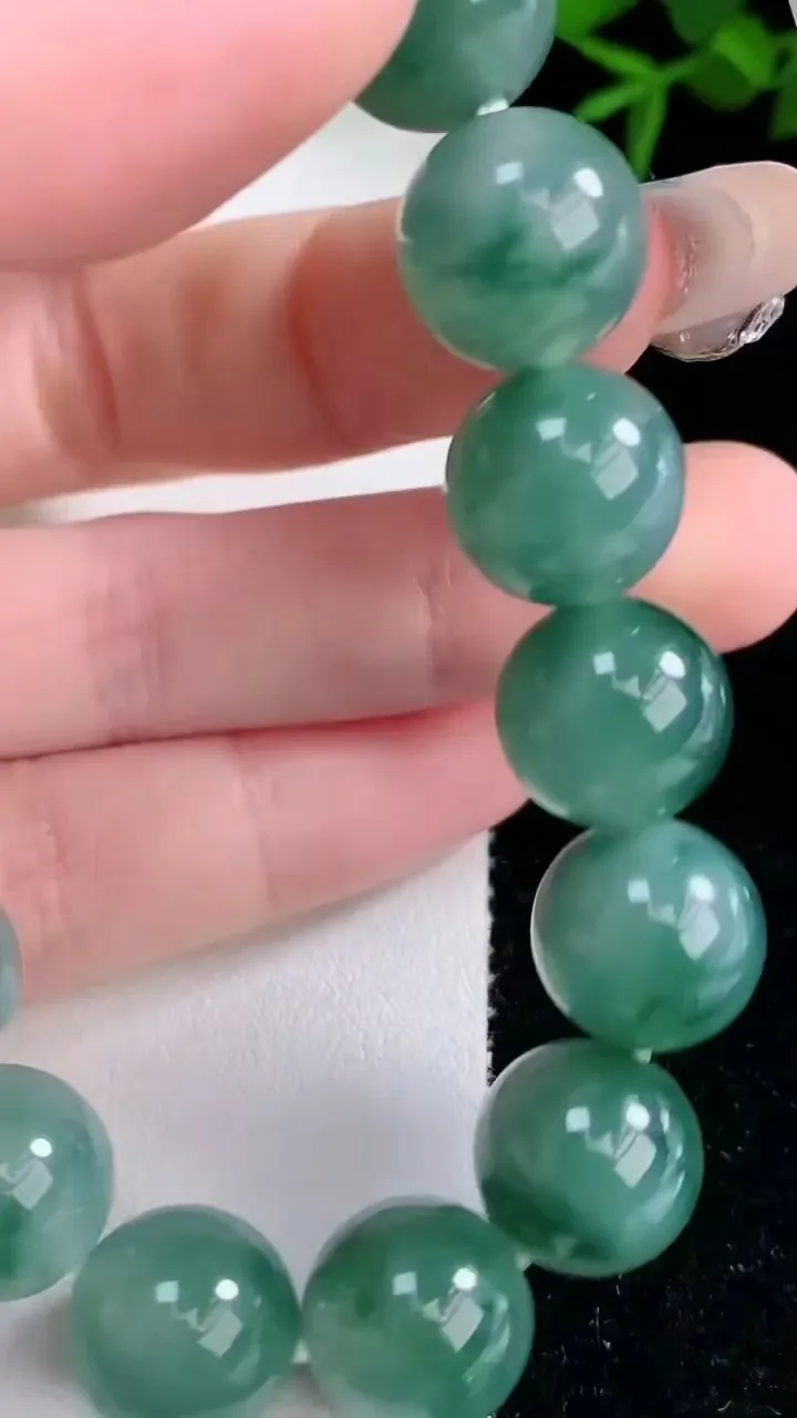 天然A货翡翠种飘花圆珠手串，尺寸12.6-16颗，重量:53.92g3月5日
工厂直销收藏佳品,种好水足，色泽均匀，有种有色，上手高大气！