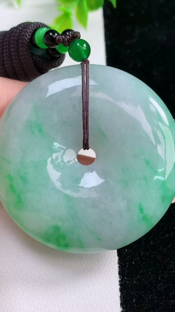 天然A货翡翠平安扣吊坠，尺寸52.9-10.8，重:63.98g
3月5日