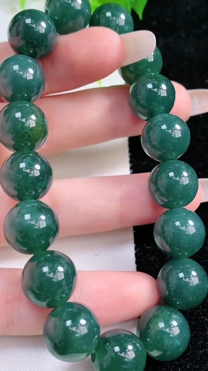 天然A货翡翠圆珠手串，尺寸12.5，重:57.27g3月5日
工厂直销收藏佳品,种好水足，色泽均匀，有种有色，上手高大气！