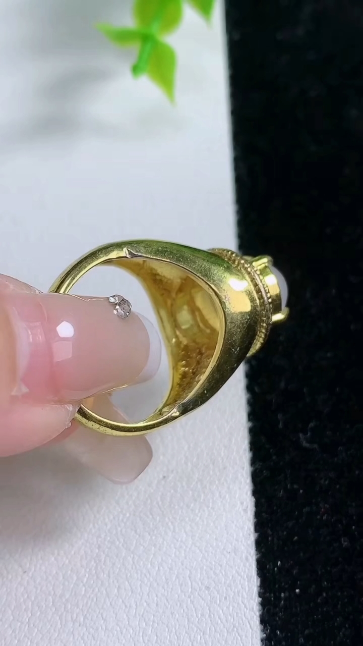 天然A货翡翠蛋面戒指，尺寸11.8-8.1-5.3，重:9.10g2026年3月5日
工厂直销收藏佳品,种好水足，色泽均匀，有种有色，上手高大气！