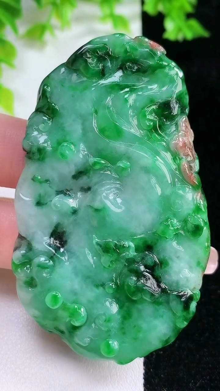 天然A货翡翠龙牌吊坠，尺寸70-43-9，重:41.70g
3月5日