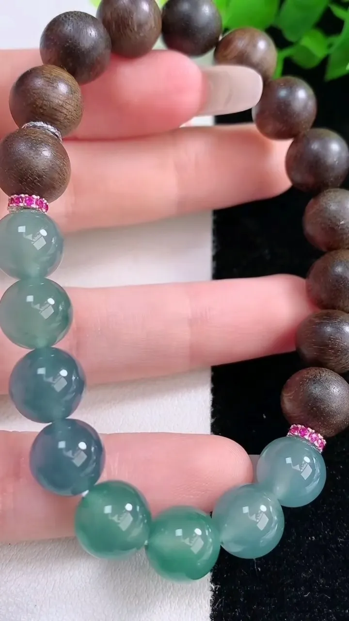 天然A货翡翠圆珠手串，尺寸9.8，重量:21.87g3月5日
工厂直销收藏佳品,种好水足，色泽均匀，有种有色，上手高大气！