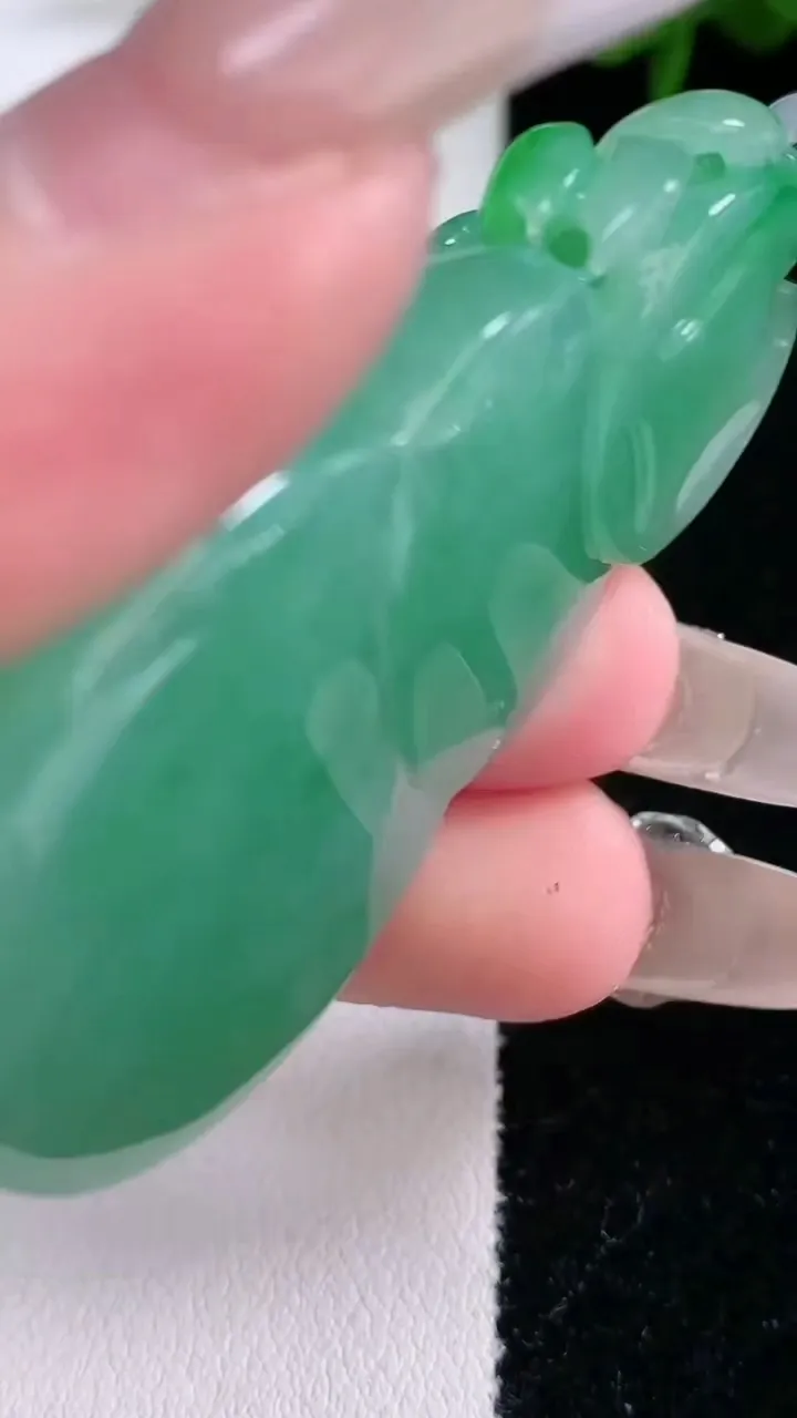 天然A货翡翠葫芦吊坠，尺寸52.6-32-12.7，重量:44.45g
3月5日