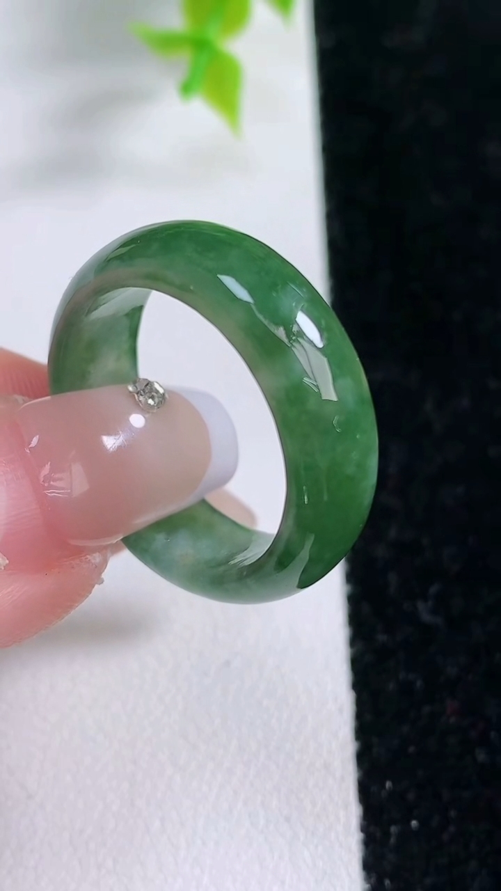 天然A货翡翠指环戒指，尺寸20-7.5-3.3，重:5.20g2026年3月5日
工厂直销收藏佳品,种好水足，色泽均匀，有种有色，上手高大气！