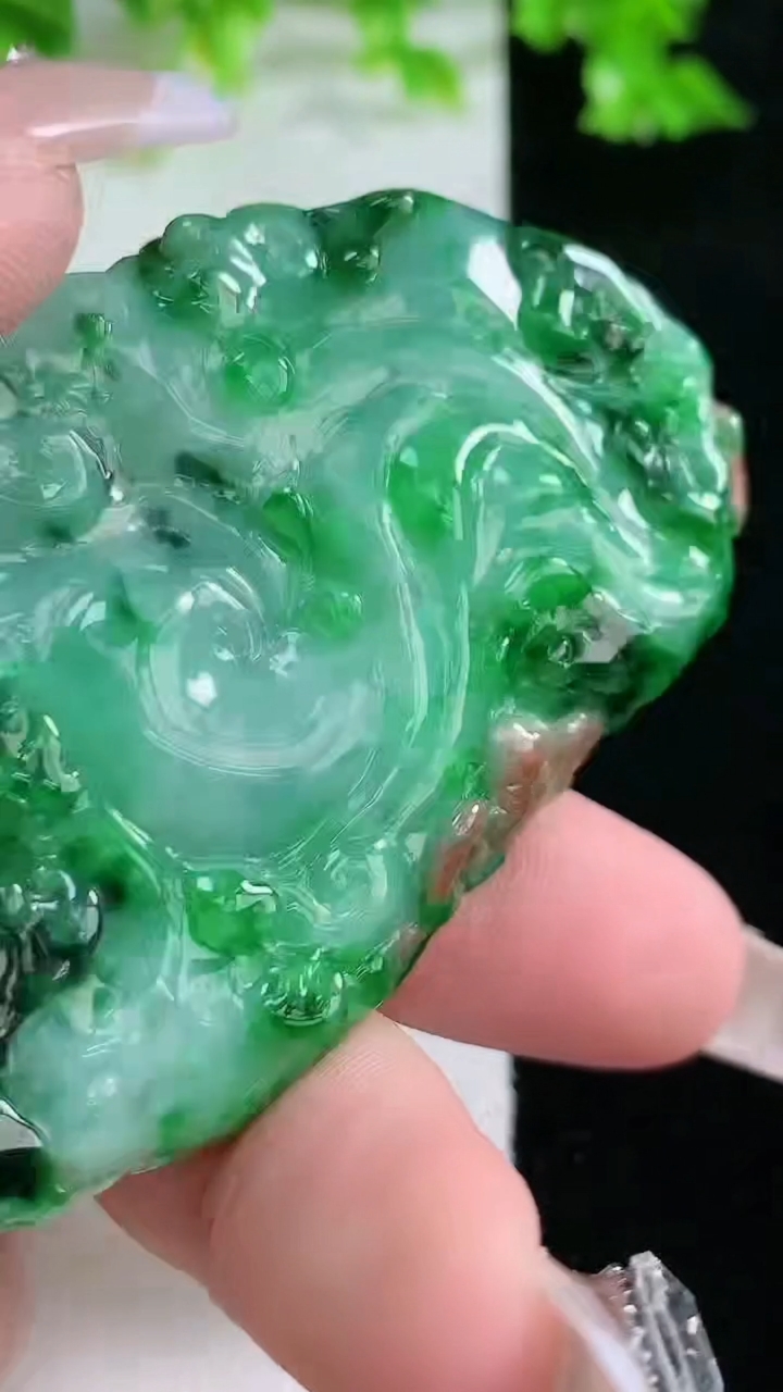 天然A货翡翠龙牌吊坠，尺寸70-43-9，重:41.70g
3月5日