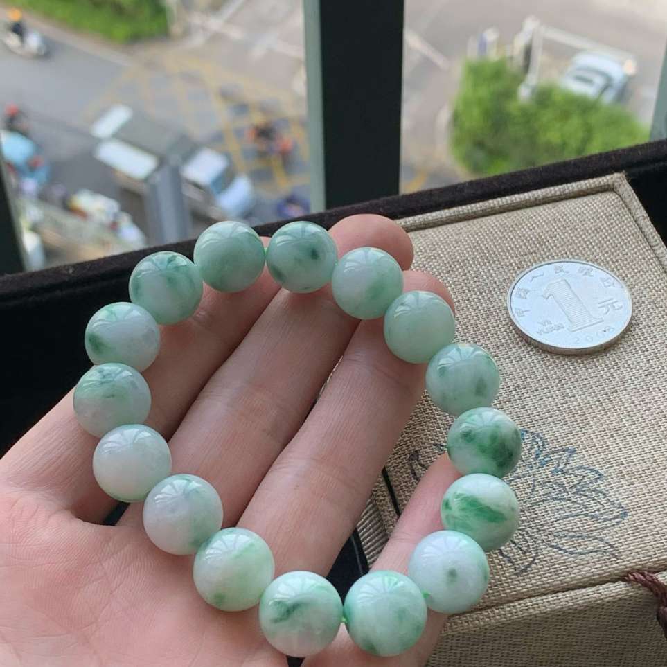 A货天然翡翠冰糯种飘绿手串13m16颗重量63.29
3月5日
