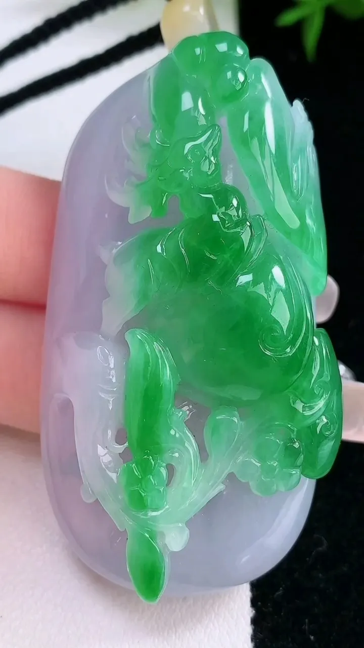 天然A货翡翠梅花鹿吊坠，尺寸60.3-31.8-19，重量:64.72g
3月5日