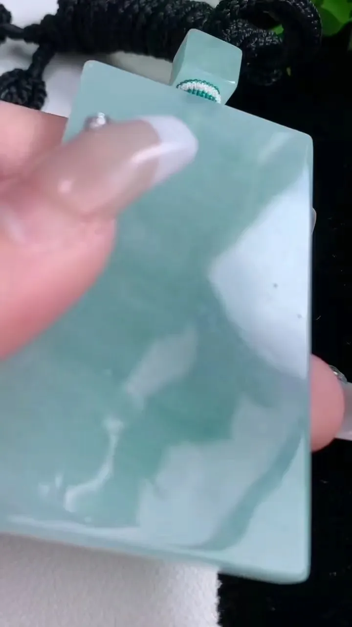 天然A货翡翠无事牌吊坠，尺寸58-36-5.4，重量:43.81g
3月5日