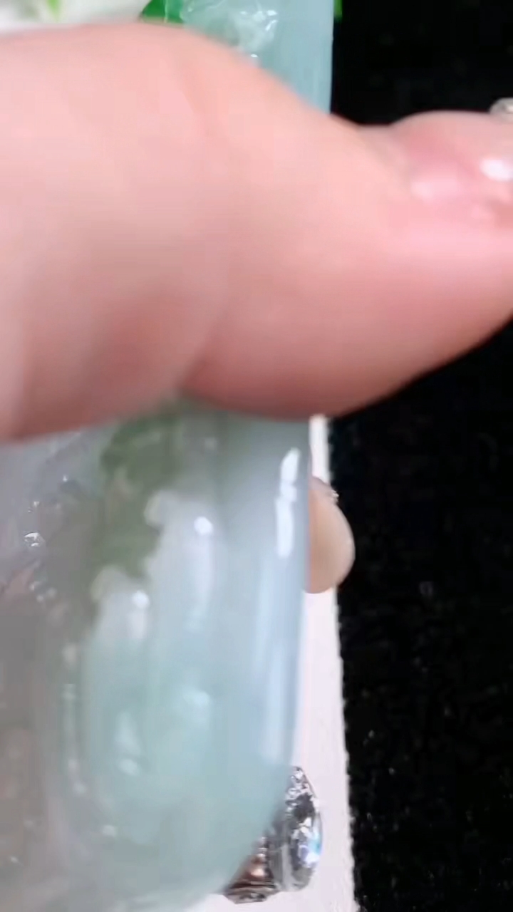 天然A货翡翠观音菩萨吊坠，尺寸75-48-11，重:78.03g
3月5日