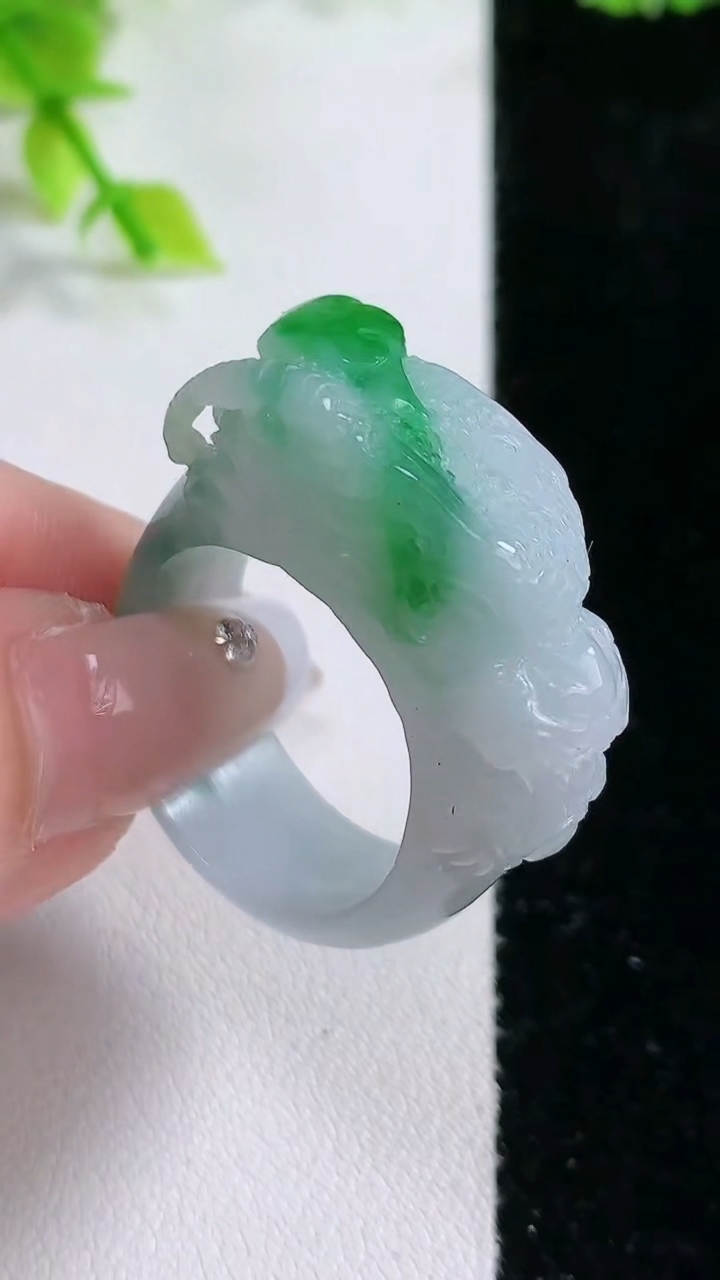 天然A货翡翠祥龙指环扳指，尺寸21-10.2-4.3/29-11-10.3，重:13.91g2026年3月5日
工厂直销收藏佳品,种好水足，色泽均匀，有种有色，上手高大气！