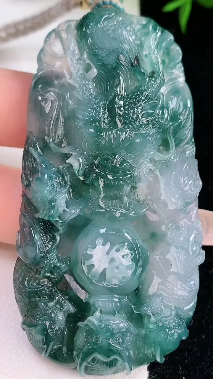 天然A货翡翠种飘花龙牌吊坠，尺寸71-36-11，重量:56.00g
3月5日