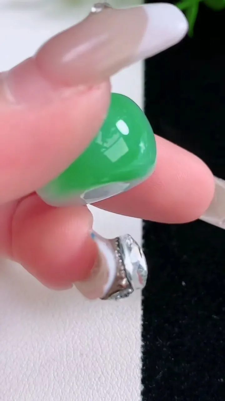 天然A货翡翠路路通吊坠，尺寸19.6-12.5，重量:11.56g
3月5日