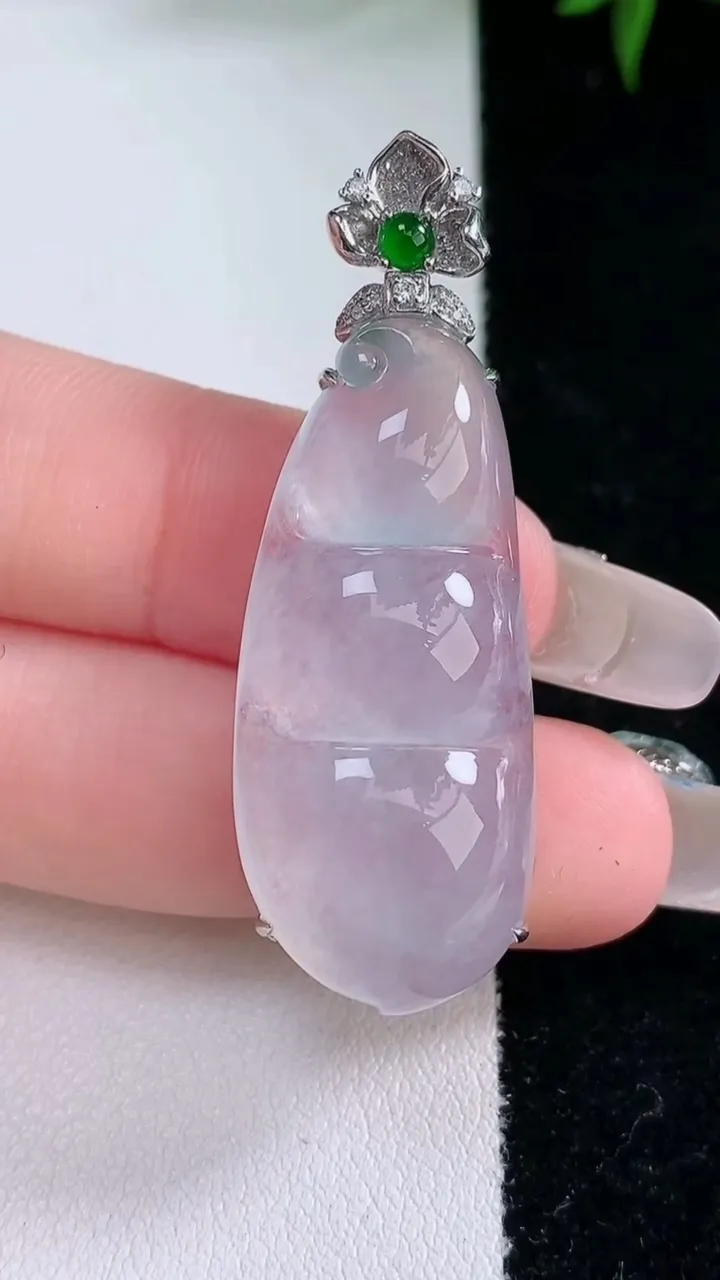 天然A货翡翠种白冰福豆吊坠，尺寸46-35.7-16-9.4，重量9.67g
3月5日