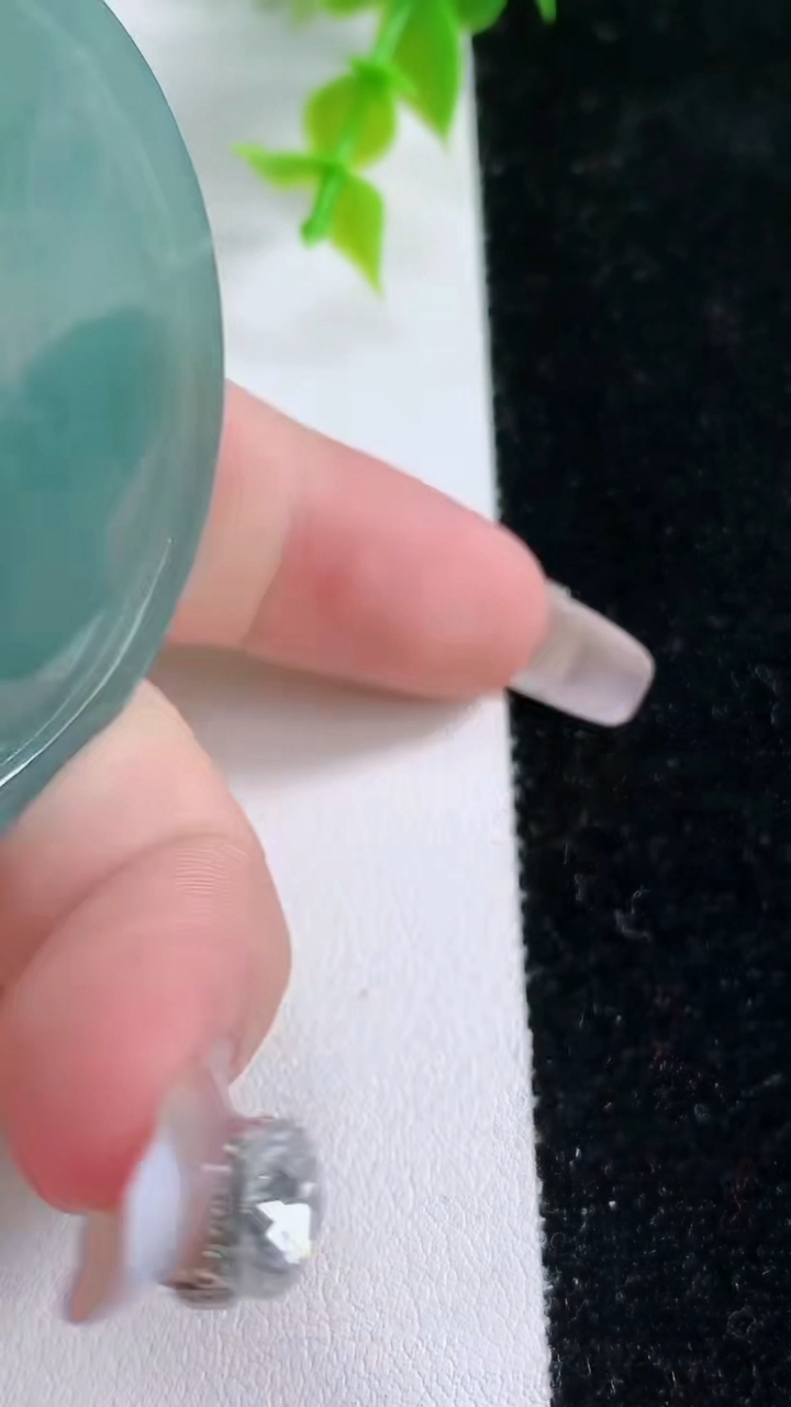 天然A货翡翠蓝水观音菩萨吊坠，尺寸52-4.3，重:20.84g
3月5日