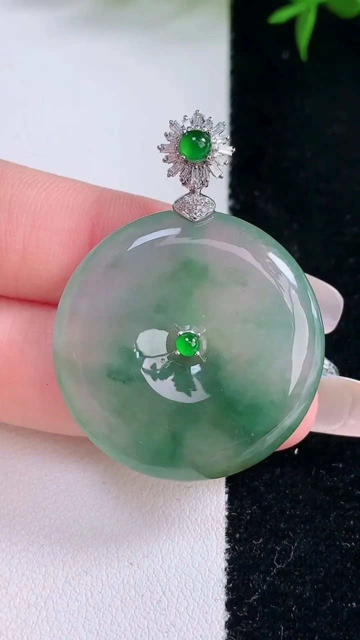 天然A货翡翠种飘花平安扣吊坠，尺寸31-5.2，重量:13.80g
3月5日