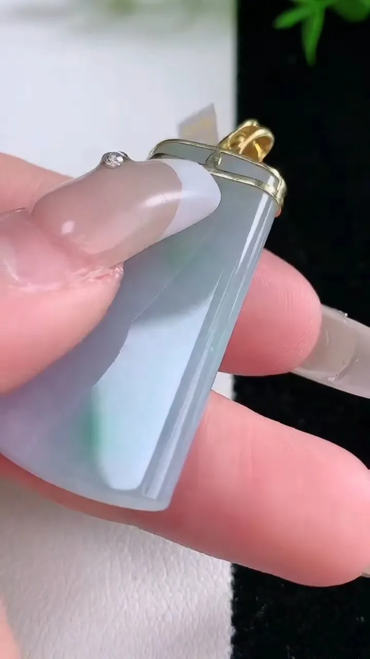 天然A货翡翠无事牌吊坠，尺寸38.3-21.2-4.6，重量:11.27g
3月5日