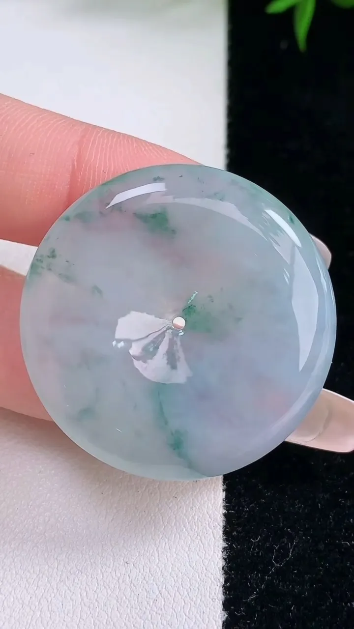 天然A货翡翠种飘花平安扣吊坠，尺寸35-5.7，重量:15.47g
3月5日