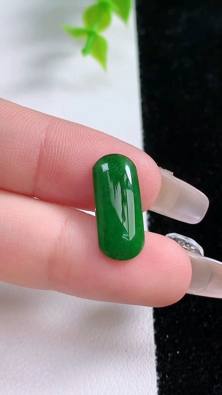 天然A货翡翠马鞍戒面，尺寸18.3-8-2.7，重:0.97g2026年3月5日
工厂直销收藏佳品,