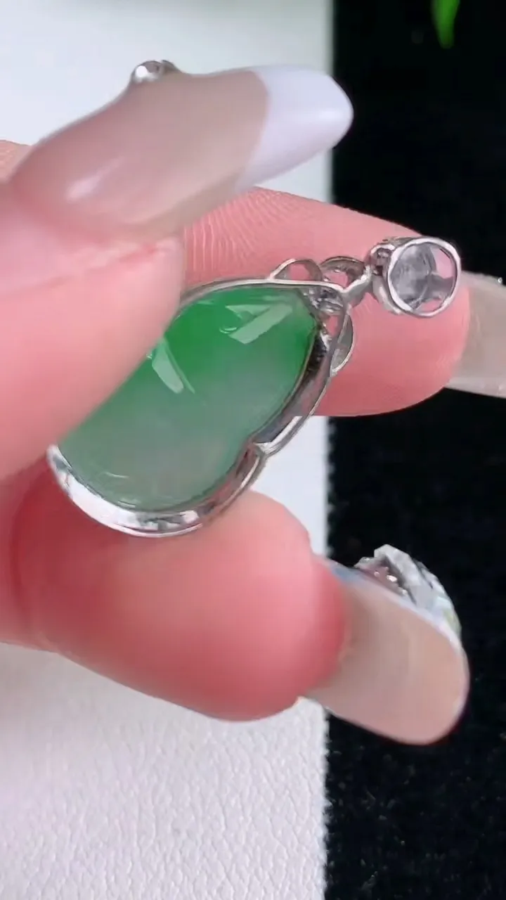 天然A货翡翠葫芦吊坠，尺寸26.3-13.3-7.5，裸石17-12重量:2.80g
3月5日