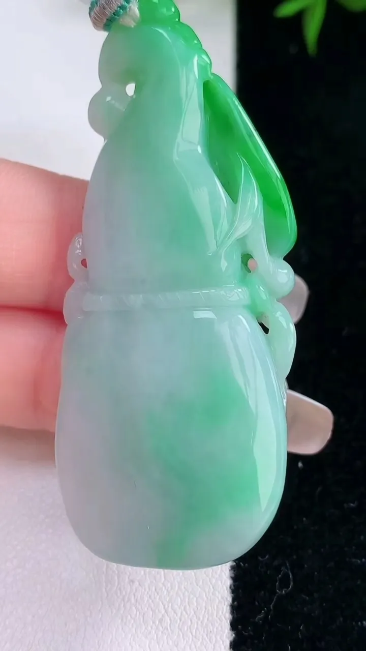 天然A货翡翠葫芦吊坠，尺寸54-25.3-10.5，重量:30.17g
3月5日